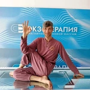 Урал ведёт практику хатха-йоги в небольшом зале