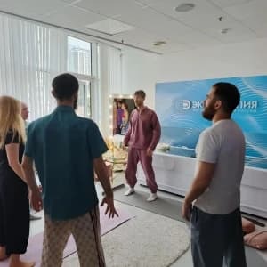 Группа повторяет плавное движение на занятии цигун